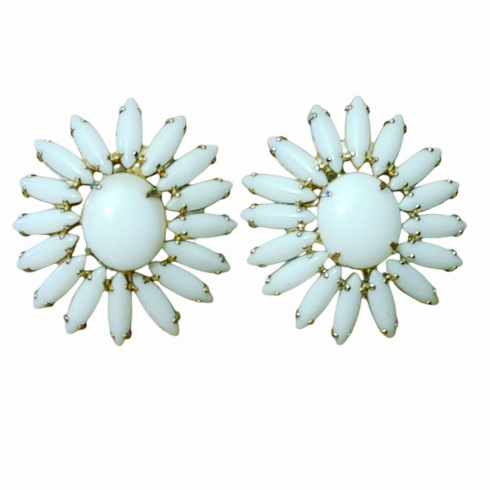 Napier White Enamel Daisy Clip On Earrings Vintage Floral Gold Tone Retro